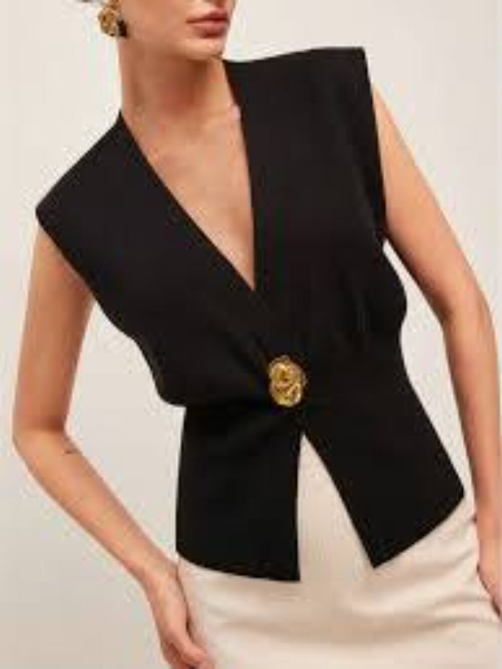 Knitted sweater vest, open slit